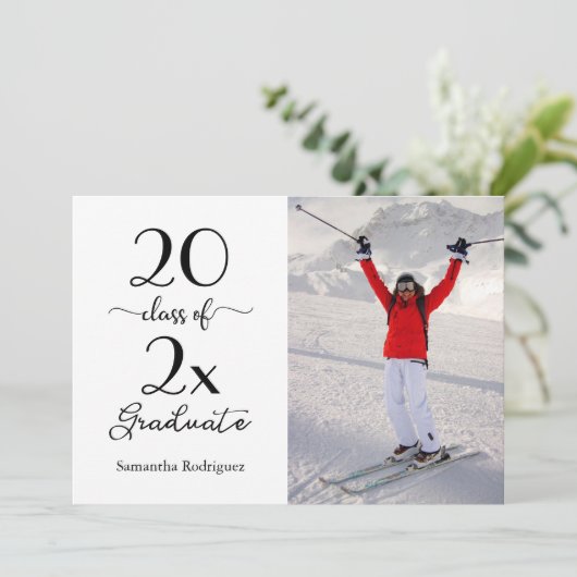 Elegante Skriptklasse der Foto Graduation Party Einladung (Stehend Vorderseite)