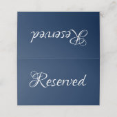 Elegante Skriptnavy Blue Reserved Text Hochzeit Platzkarte (Außenseite Aufgefaltet)