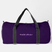 Elegante Skripttypinitialen und Name Deep Violet Duffle Bag (Rückseite)
