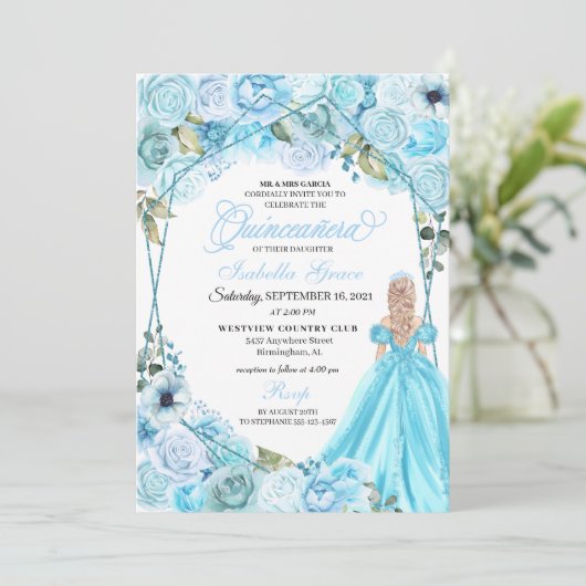 Elegante Sky Blue Floral Quinceanera Einladung (Stehend Vorderseite)