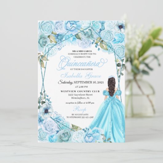 Elegante Sky Blue Floral Quinceanera Einladung (Stehend Vorderseite)
