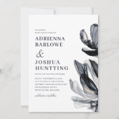 Elegante Smoky-Blume Side Text Navy Hochzeit Einladung (Vorderseite)