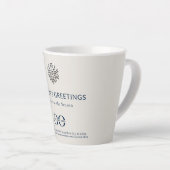 Elegante Snowflake Holiday Latte Tasse (Rechte Ecke)