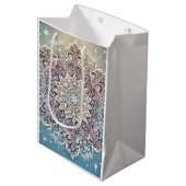Elegante Snowflake Mandala in Frosty Hues Mittlere Geschenktüte (Vorderseite Schrägansicht)