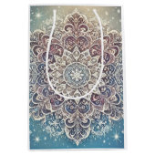 Elegante Snowflake Mandala in Frosty Hues Mittlere Geschenktüte (Vorderseite)