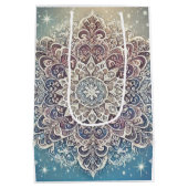 Elegante Snowflake Mandala in Frosty Hues Mittlere Geschenktüte (Rückseite)