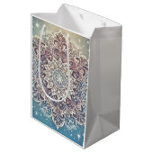 Elegante Snowflake Mandala in Frosty Hues Mittlere Geschenktüte (Rückseite Schrägansicht)