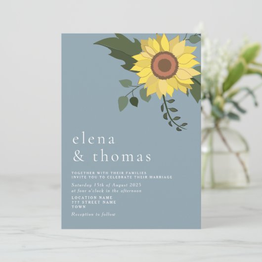 Elegante Sonnenblume Dusty Blue Wedding Einladung (Stehend Vorderseite)