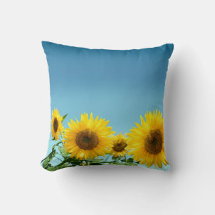Elegante Sonnenblumen auf himmelblauen Schattierun Kissen