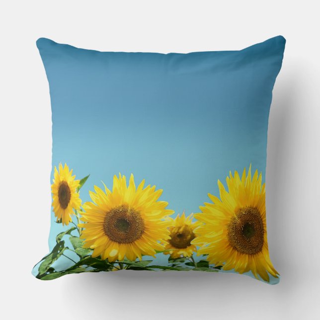 Elegante Sonnenblumen auf Sky Blue Shades Kissen (Vorderseite)