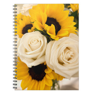 Elegante Sonnenblumen- und weiße Rosen-Blumenspira Notizblock
