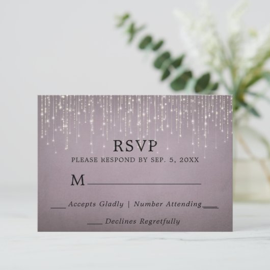 Elegante Sparkling String Lights Dusty Rose Mauve RSVP Karte (Stehend Vorderseite)