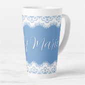 Elegante Spitze über rustikaler staubiger Bläue Milchtasse (Rechte Ecke)