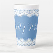 Elegante Spitze über rustikaler staubiger Bläue Milchtasse (Vorderseite)