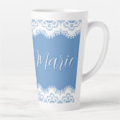 Elegante Spitze über rustikaler staubiger Bläue Milchtasse (Rechts)