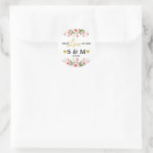 Elegante Spread-Liebe Rosa Blumenmonogramm Runder Aufkleber (Tasche)