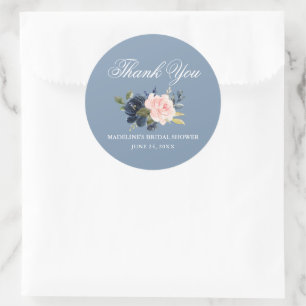 Elegante Staubblau-Rosa-Blumen-Brautparty Runder Aufkleber