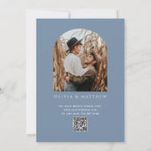 Elegante Staubblaue Hochzeit | Bogenfoto & QR-Code Einladung (Rückseite)