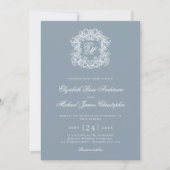 Elegante staubblaue Monogramm-Hochzeitswappen Einladung (Vorderseite)