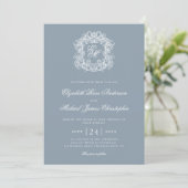 Elegante staubblaue Monogramm-Hochzeitswappen Einladung (Stehend Vorderseite)
