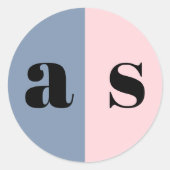 Elegante, staubblaue, rot-rosa Monogramm-Hochzeit Runder Aufkleber (Vorderseite)