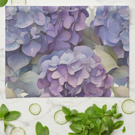Elegante, staubige, lila Hydrangeas Geschirrtuch (Gefaltet)