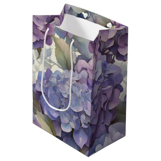 Elegante, staubige, lila Hydrangeas Mittlere Geschenktüte (Vorderseite Schrägansicht)