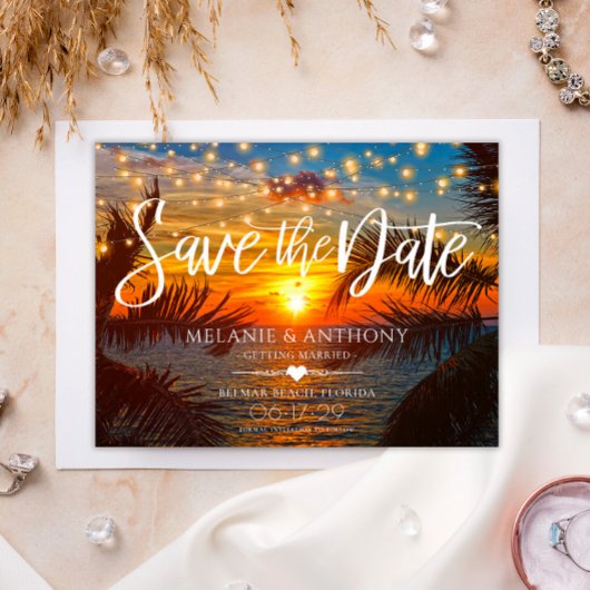 Elegante String Lights Sunset Summer Beach Wedding Ankündigungspostkarte