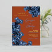 Elegante Terracotta & Dusty Blumen Hochzeit Folieneinladung (Stehend vorne)