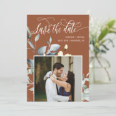 Elegante Terracotta Fall Green Blätter QR Code Fot Save The Date (Stehend Vorderseite)