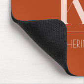 Elegante Terracotta Name und Monogram Mousepad (Ecke)