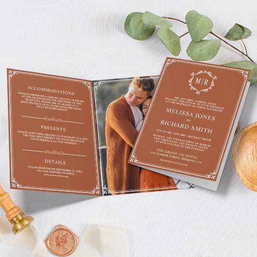 Elegante Terracotta und White Monogram Wedding Einladung