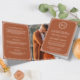 Elegante Terrakotta- und weiße Monogramm-Hochzeit Einladung