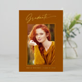 Elegante Tinte Script Foto Grad Rust Orange Card Folieneinladung (Stehend vorne)