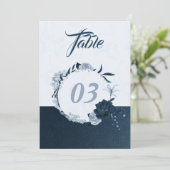 Elegante Tischnummer mit blauen Blumen (Stehend Vorderseite)