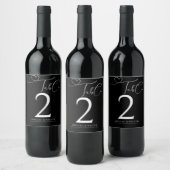 Elegante Tischnummer Moderne Script Black Wedding Weinetikett (Flaschen)