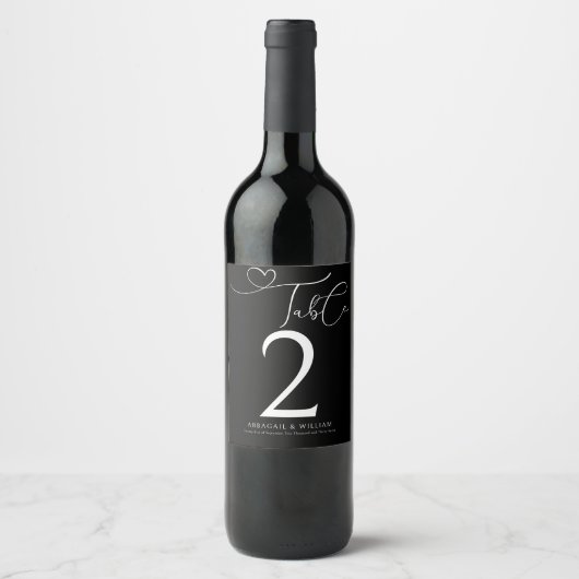 Elegante Tischnummer Moderne Script Black Wedding Weinetikett (Vorderseite)