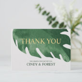 Elegante Tropical Monstera Leaf Wedding Dankeskarte (Stehend Vorderseite)