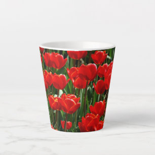 Elegante Tulpen- und Rosenblüten-Fotografie Milchtasse