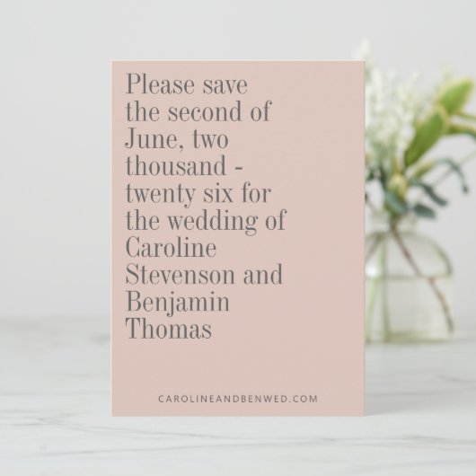 Elegante Typografie Dusty Blush Moderne Hochzeit Save The Date (Stehend Vorderseite)