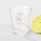Elegante Typografie-Hochzeit speichert das Datum Schnapsglas (Rückseite)