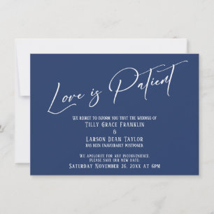 Elegante Typografie Liebe ist Geduldig Navy Karte