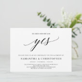 Elegante Typografie sagte sie ja Verlobung Einladung (Stehend Vorderseite)