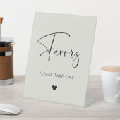 Elegante und moderne hellgrüne Gastgeschenke Hochz Sockelschild (In SItu)