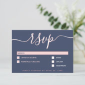 Elegante und moderne Script Navy & Blush Wedding R RSVP Karte (Stehend Vorderseite)