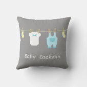 Elegante und niedliche Baby-Jungen-Kleidung, Kissen (Rückseite)