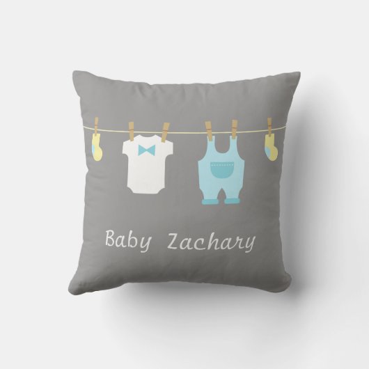 Elegante und niedliche Baby-Jungen-Kleidung, Kissen (Rückseite)