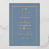 Elegante und romantische Dusty Blue Monogram Weddi Folieneinladung (Vorderseite)