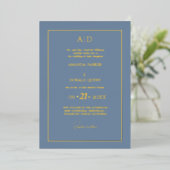 Elegante und romantische Dusty Blue Monogram Weddi Folieneinladung (Stehend vorne)
