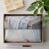 Elegante Vase mit rosafarbenen Pfannkuchen auf dem Seidenpapier (Geschenk)